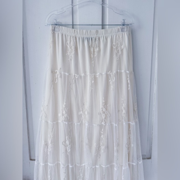 Full a-line lace mesh maxi skirt - Picture 5 of 9